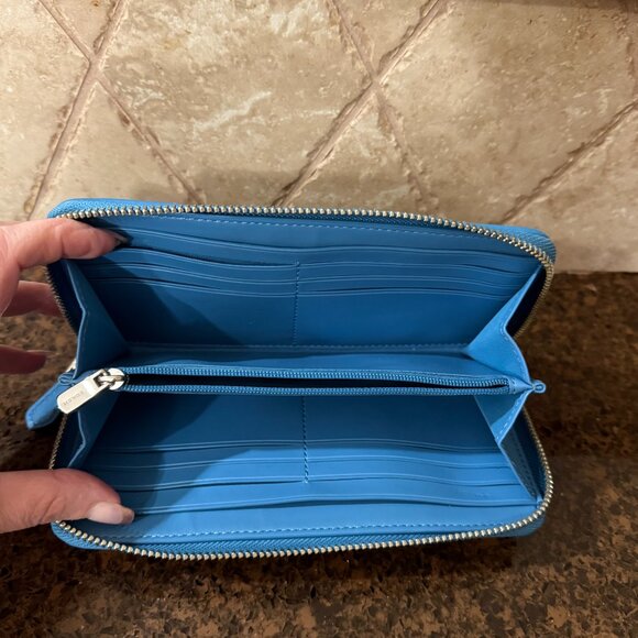 COACH SIGNATURE C ACCORDION ZIP AROUND WALLET BROWN/BLUE Like New - Picture 9 of 13